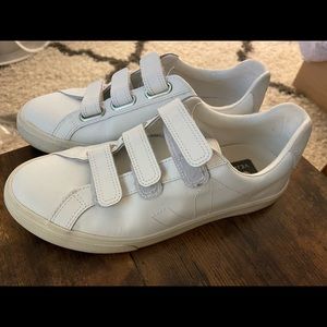 Velcro Closure White Vejas sz 7